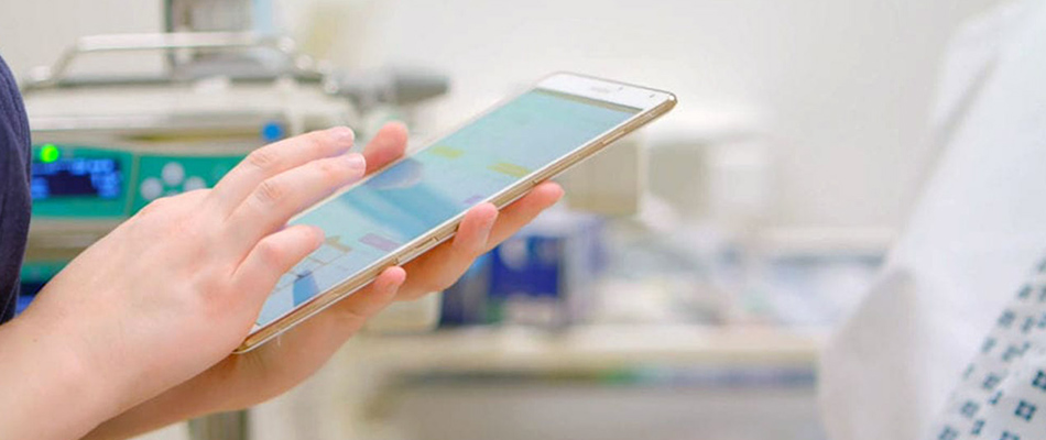 A healthcare worker using an app on a tablet pc.
