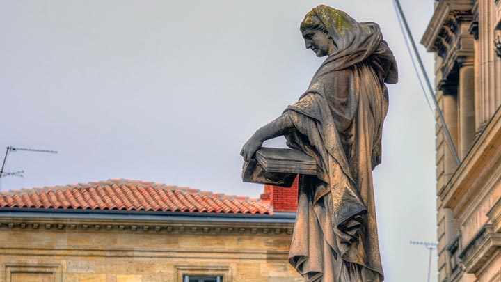 A statue on the campus of the University of Bordeaux.